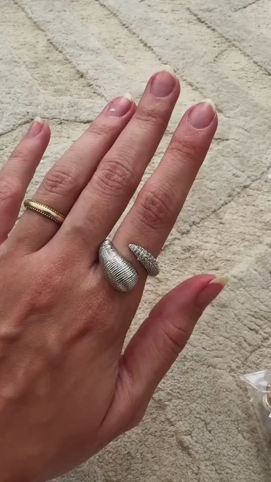 Anel Duas Garras Zircônias Banho Ródio Branco — peça em uso | Selet Joias